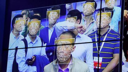 Un sistema automático de reconocimiento facial identifica a un grupo de personas en China.