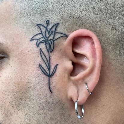 Image provided by tattoo artist Álvaro Costa, better known as Cos.915, of a flower tattooed next to the ear: one of the easiest ways to get started with facial tattooing.