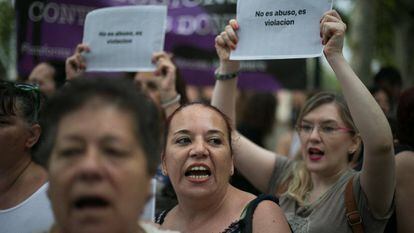 Protesta a las puertas de la audiencia de Barcelona en julio contra la violación a una menor en Manresa.