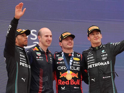 Lewis Hamilton, Max Verstappen y George Russell celebran en el podio tras el GP de España en el Circuit de Catalunya en Montmeló.