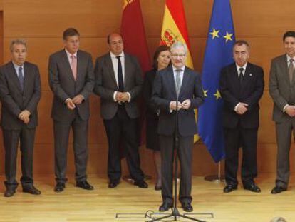 Valc&aacute;rcel (centro) durante la rueda de prensa donde ha presentado su dimisi&oacute;n como presidente de Murcia, para ser candidato a las europeas. 