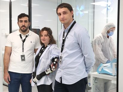 De izquierda a derecha, Sergio Sánchez, Sara Martín y Javier Blanco en el laboratorio de la Escuela de ingeniera EDDM el pasado 31 de marzo.