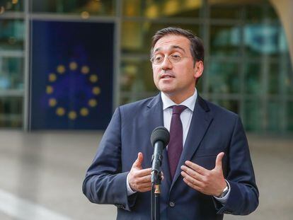 El ministro de Asuntos Exteriores, José Manuel Albares, el viernes, tras abordar con la Comisión Europea en Bruselas sobre el conflicto con Argelia.