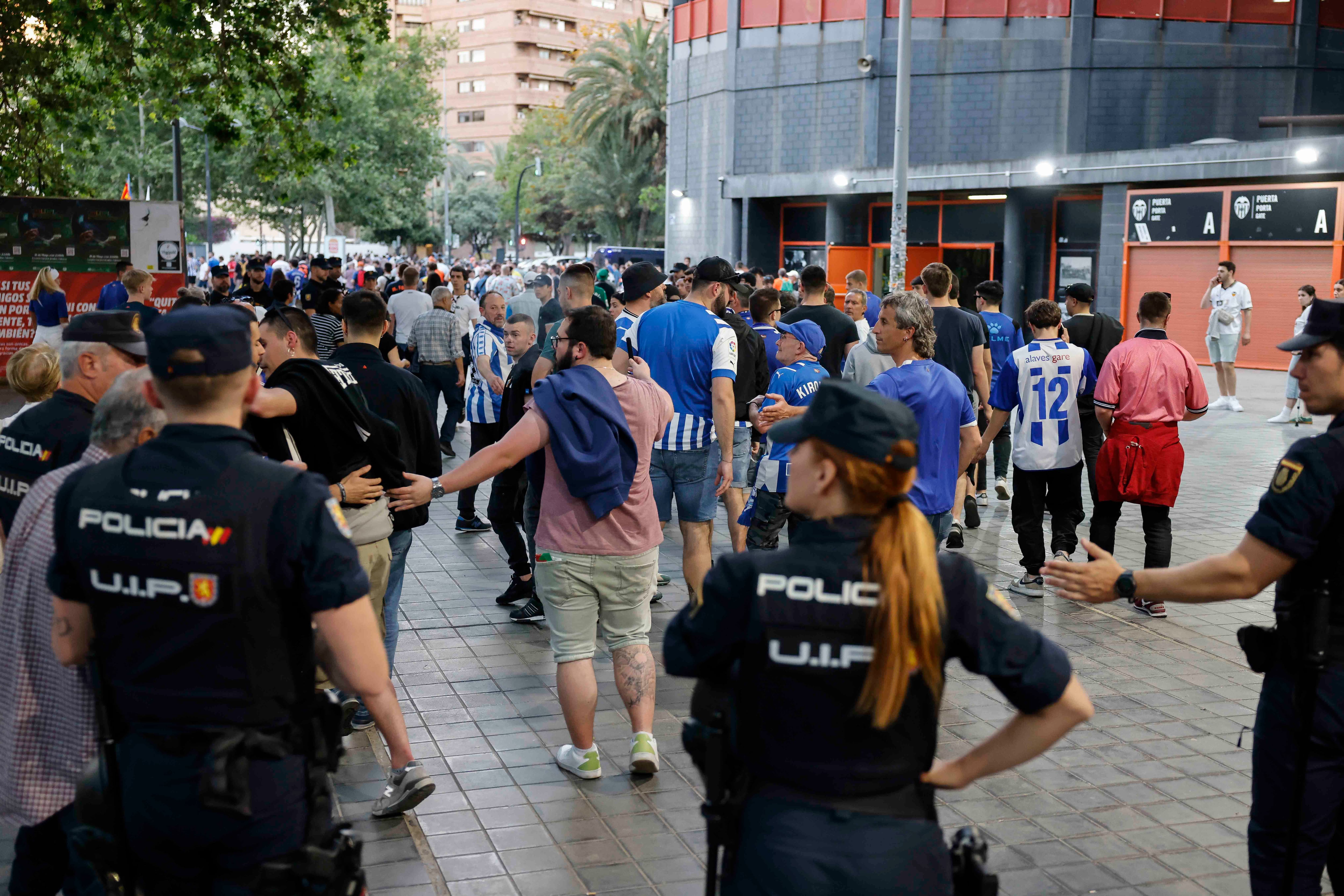 Los aficionados del equipo vitoriano abandonan el estadio al finalizar el partido.