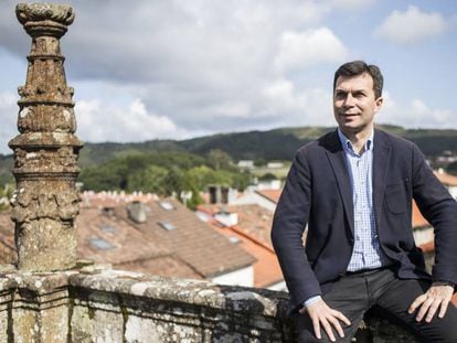 El socialista Gonzalo Caballero, en la terraza del Obradoiro desde la que se divisa la residencia presidencial de Monte Pío.