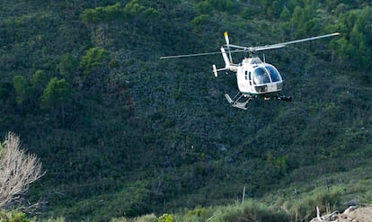 Helicóptero de la Guardia Civil en un traslado de cadáveres en Mallorca, en una imagen de archivo.