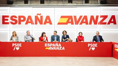 Pedro Sánchez, en el centro de la imagen en la reunión del 27 de noviembre de la dirección federal del PSOE.