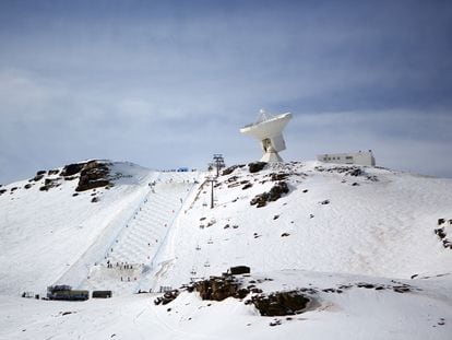 El Observatorio IRAM Pico Veleta en la loma de Dílar en Sierra Nevada.