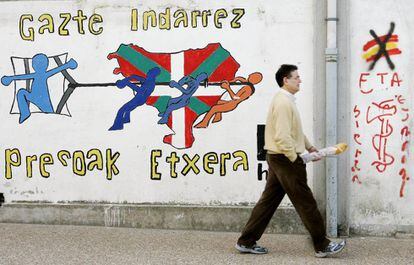 Pintadas alusivas a los presos de ETA y a su liberación en el muro de una calle de Etxarri-Aranatz (Navarra).