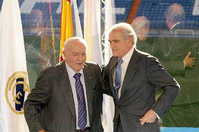 Calderón saluda a Di Stéfano, presidente de honor del club, durante la toma de posesión de ayer.