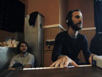 A la izquierda, Sebastián Muller, uno de los creadores. Al piano, Kutiman.
