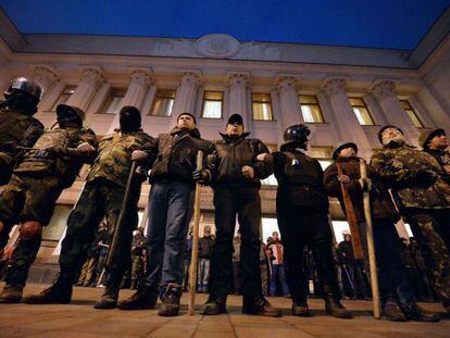 Miembros de las autodefensas del Maidan hacen guardia ante el parlamento ucranio el 24 de febrero