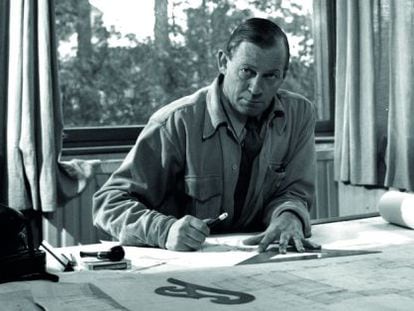 Alvar Aalto en su estudio en 1945.