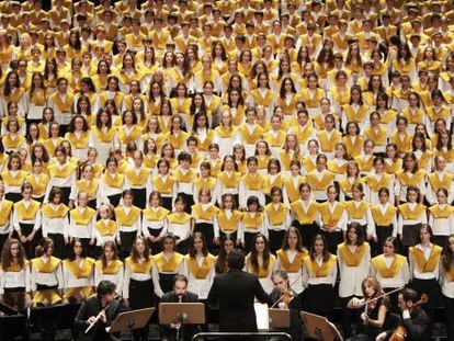 Un coro de 500 niños rinde homenaje a Fabiola de Bélgica en el Teatro Real.