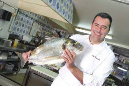 Fotografía facilitada por la editorial Surmavisión del chef Toni González, de El Nuevo Molino (Puente Arce); uno de los cinco restaurantes cántabros con estrella Michelin que aparecen en el libro "5 tipos con estrella".