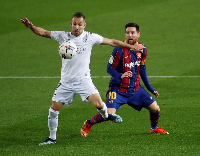 Ferreiro protege el balón ante Messi este lunes en el Camp Nou.
