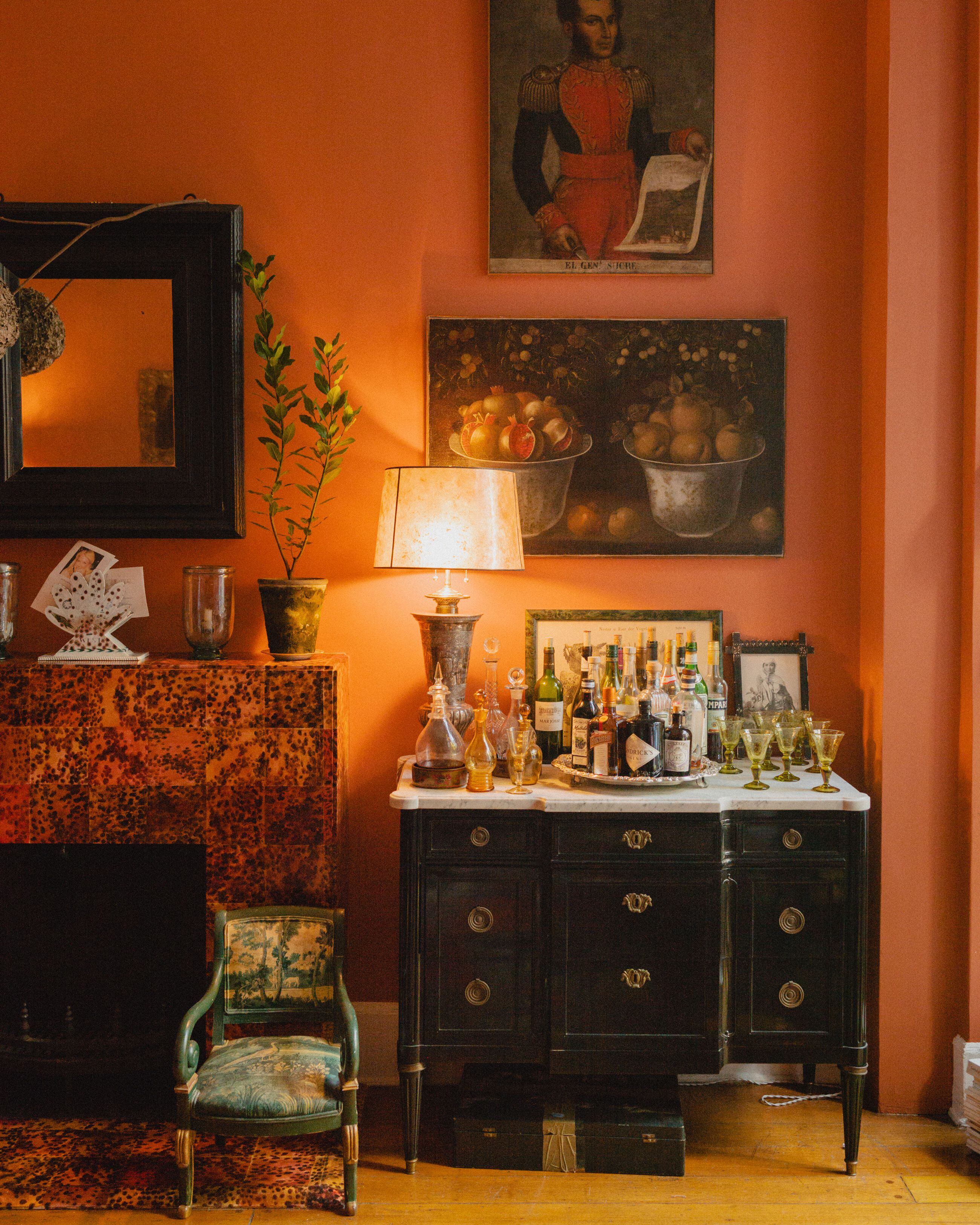 El mueble bar es un aparador Maison Jansen, de los años cincuenta. Los azulejos de la chimenea imitan el efecto del carey. Sobre el espejo, un nido de avispas.