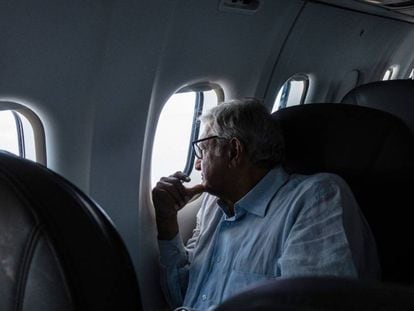 López Obrador en un vuelo durante su última campaña.