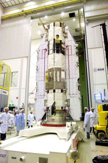 Un grupo de ingenieros realiza las pruebas finales al cohete espacial GOCE en el ESTEC