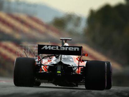 Fernando Alonso, a bordo de su McLaren MCL32.