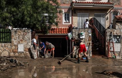 Una familia de Villamanta se afanaba el pasado jueves en retirar el barro de su vivienda tras el paso de la dana.