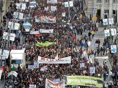 La manifestación de Barcelona a su paso por la calle de Pelai.