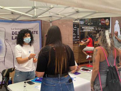 Voluntarios muestran a los residentes de La Gomera cómo instalar la app Radar Covid para rastrear contactos de personas potencialmente infectadas con el coronavirus. 