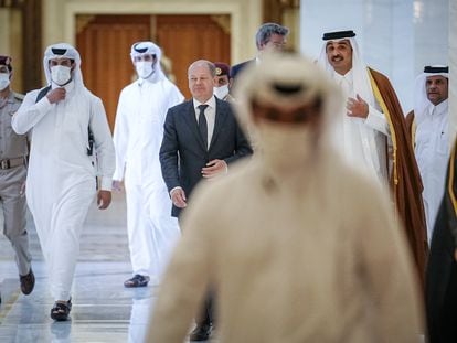 El canciller alemán, Olaf Scholz, junto al emir de Qatar, Tamim bin Hamad Al Thani, el 25 de septiembre en Doha.