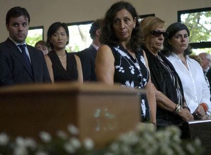 María José Poveda  (en el centro), hermana de Christian Poveda, periodista franco español asesinado en El Salvador, durante el funeral hoy en San Salvador.