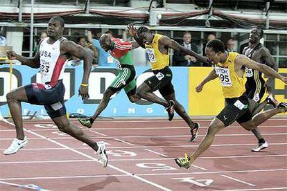 Justin Gatlin se impone  al jamaicano Michael Frater (a la derecha) y al resto de sus rivales.