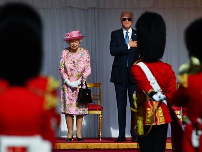 Isabel II recibe al presidente de los Estados Unidos, Joe Biden, este domingo en el Castillo de Windsor.