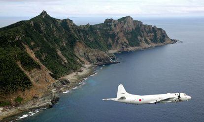 Avi&oacute;n japon&eacute;s sobrevolando el espacio que reclama China.