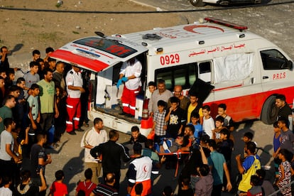 Los servicios de emergencia trasladaban a un hombre rescatado este lunes de entre los escombros de un edificio derrumbado por un bombardeo israelí, en Jan Yunis. 