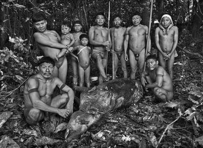 Miembros de la tribu después de cazar un tapir, 'awat' en la lengua de los korubos.