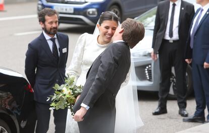 José Luis Martínez-Almeida besa a su esposa, Teresa Urquijo, a la salida de la iglesia de San Francisco de Borja de Madrid.