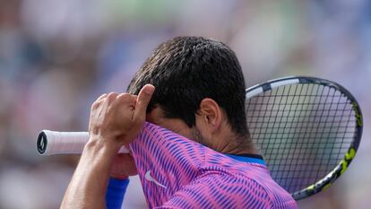 Carlos Alcaraz se lamenta durante la final contra Medvedev.