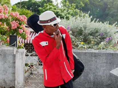 Albert Minott, líder de la banda The Jolly Boys, especialistas en música mento, ha conocido el éxito a los setenta y tantos. Hoy posa en su barrio de calles sin asfaltar en la localidad jamaicana de Port Antonio, donde en los años cincuenta del siglo pasado amenizó veladas de Errol Flynn.