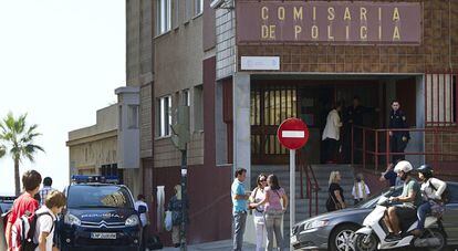 Entrada pública del edificio donde se produjo el robo de droga en Cádiz.