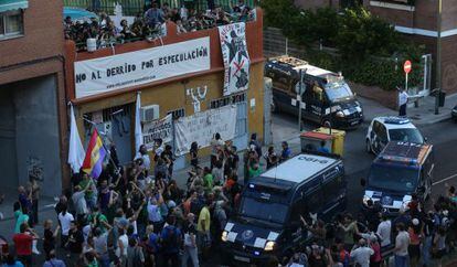 Los alrededores de la calle Ofelia Nieto, 19 con los manifestantes que se han agolpado desde primera hora de la mañana