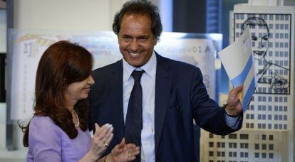 La presidenta argentina, Cristina Fernández de Kirchner, junto al gobernador y candidato Daniel Scioli.