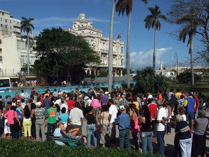 Un grupo de cubanos fuera del Consulado en La Habana, en 2008.