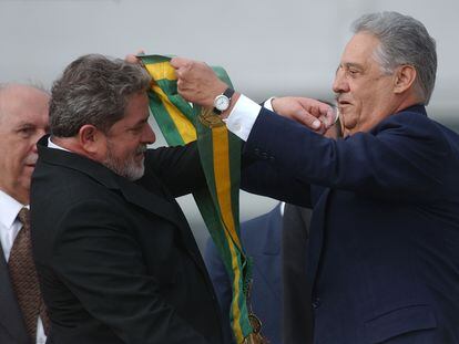 El entonces presidente saliente, Fernando Henrique Cardoso, pasa la banda presidencial a Lula en Brasilia el 1 de enero de 2003.