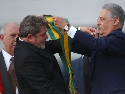 El entonces presidente saliente, Fernando Henrique Cardoso, pasa la banda presidencial a Lula en Brasilia el 1 de enero de 2003.