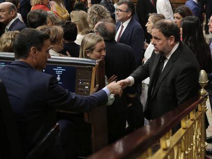 Pedro Sánchez y Oriol Junqueras se saludan en el Congreso.