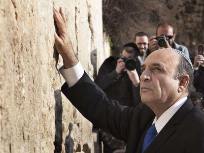El nuevo l&iacute;der de Kadima, Shaul Mofaz, visita el Muro de las Lamentaciones en Jerusal&eacute;n el pasado 28 de marzo.