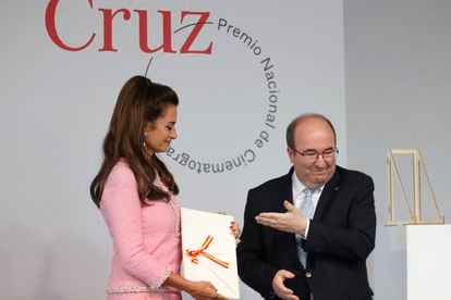 Cruz, tras recibir de manos del ministro de Cultura y Deporte, Miquel Iceta, el Premio Nacional de Cinematografía.
