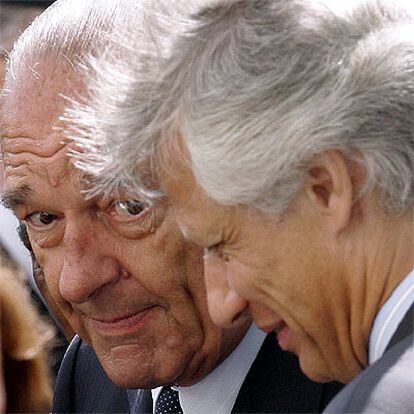 Jacques Chirac (izquierda) y Dominique de Villepin, el pasado lunes en París.