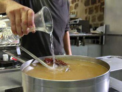 Un restaurante de Orriols usa agua tratada para cocinar. 