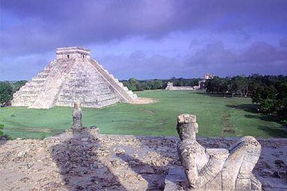 Chichén Itzá, habitada entre los años 750 a 1200 y situada en al norte de la península mexicana de Yucatán, es una de las más impresionantes metrópolis mayas gracias a su compleja arquitectura monumental. Además de su belleza arquitectónica, su estudidada ubicación registra la llegada de la primavera y el otoño con un espectáculo natural de luces y sombras.