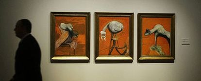 A la izquierda, <i>Tres estudios para figuras al pie de una Crucifixión</i>, una obra pintada hacia 1944.